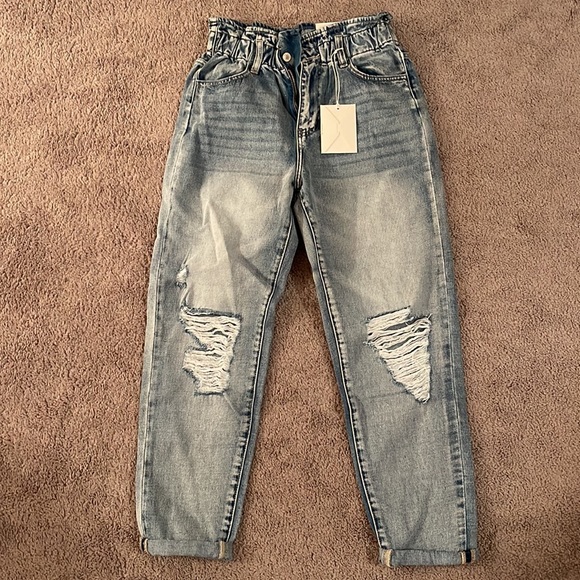 I have to much hips for these pants! Regularly size 6-8. Fits like a size 4-6. - Picture 5 of 5